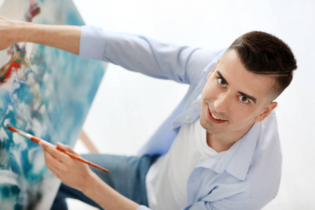 男性艺术家绘画在画布上白色背景