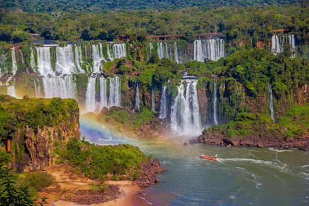 伊瓜苏，巴西2016 年 5 月 14 日 从巴西一侧的瀑布的美景，一艘船航行在瀑布的底部