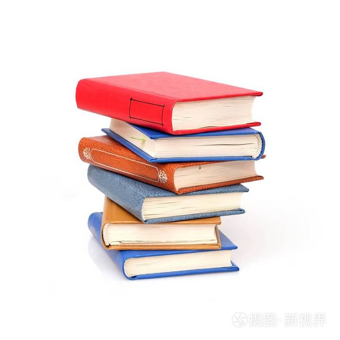 孤立在白色背景上的书堆