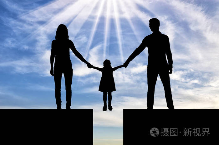 家庭离婚剪影爸爸妈妈握着他的孩子的手谁是在悬崖上离婚概念与儿童