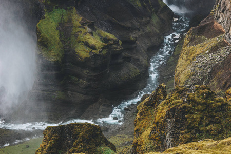 冰岛山区河流的鸟瞰图