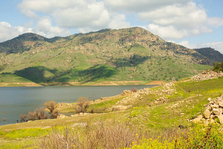 风景秀丽的 Kaweah 湖以红杉国家公园山为背景。三条河流, 加利福尼亚。春季时间