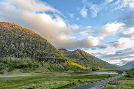 A82 高速公路贯穿 Glecoe 与湖 Achtriochtan 在距离和山脉 Aonach 杜博和一个 T sron 在苏格