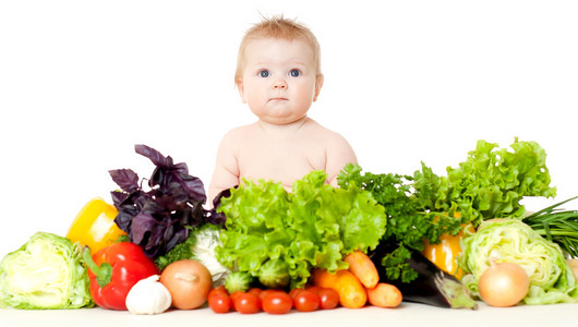 有趣的婴儿与蔬菜
