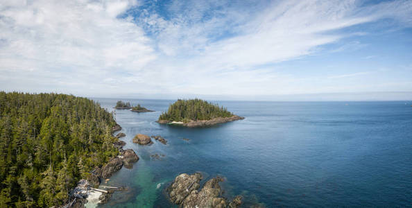 在一个充满活力的夏日里, 一个岩石海岸的空中全景景观。在加拿大不列颠哥伦比亚省北部的温哥华岛上拍摄