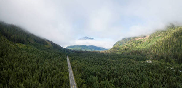 在一个充满活力的多云夏日里, 加拿大风景优美的道路鸟瞰图。在加拿大不列颠哥伦比亚省北部的温哥华岛上拍摄