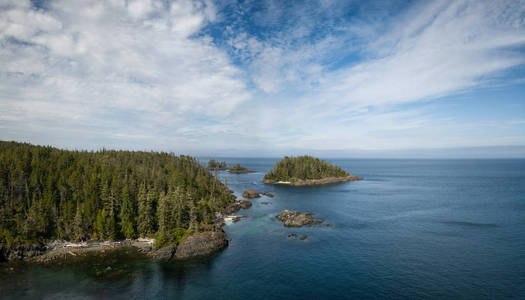 在一个充满活力的夏日里, 一个岩石海岸的空中全景景观。在加拿大不列颠哥伦比亚省北部的温哥华岛上拍摄