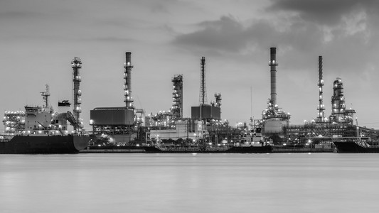 黑色和白色，石油炼油厂滨河