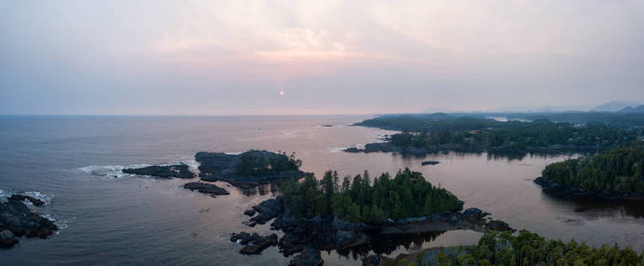 在多云的夏日日落时分, 太平洋沿岸的空中全景海景尽收眼底。乌克雷特, 温哥华岛, 加拿大不列颠哥伦比亚省