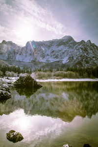 第一场雪在山下湖