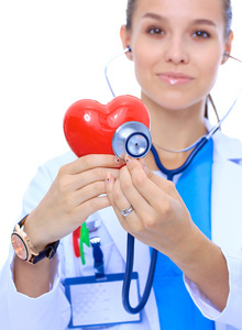 医生用听诊器检查红色的心，在白色隔离