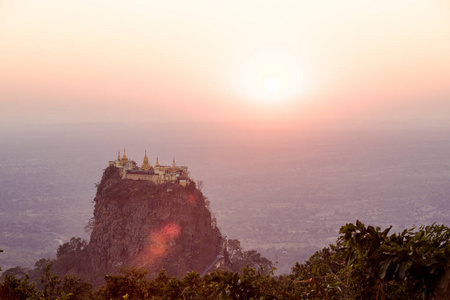 一座被大自然包围的寺庙, 从日出到日落, 向佛陀祈祷