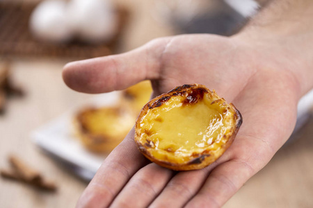 典型的葡萄牙奶油馅饼粉彩椰果 或 柔和的 de 贝伦杜帕拉。传统的葡萄牙糕点。由厨师控股