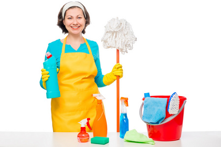 快乐的家庭主妇熟清洁工来打扫房间的主人家