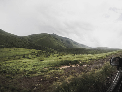 乌克兰夏季绿色的山脉。天空越过群山。乘吉普车旅行时的大气景观。越野远征