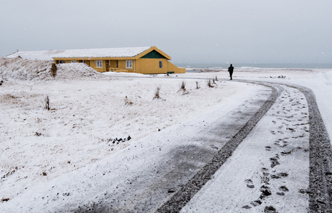 人走在雪冰岛