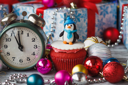 圣诞蛋糕与彩色装饰品企鹅由糖果乳香, 软焦点背景