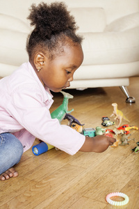 可爱的可爱的非裔美国女孩玩玩具快乐