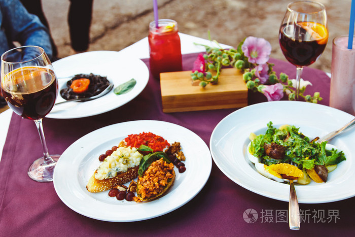 漂亮的装饰的餐桌上美味的菜肴的餐厅中.情侣浪漫晚餐