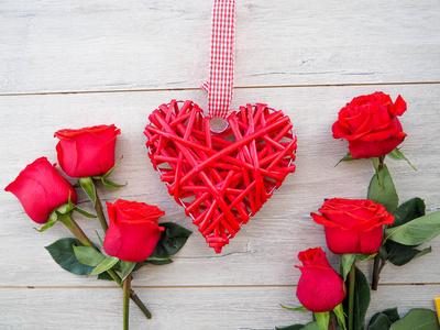 浪漫的背景与红玫瑰, 心脏在木桌上, 顶视图