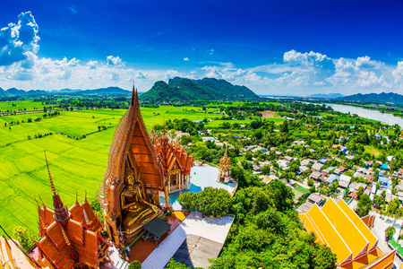 虎洞寺 笏 Tham 在北碧府, 泰国是一个美丽的一天, 所以它是非常受欢迎的游客和外国人