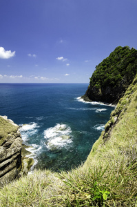 从悬崖顶部看热带海景。小波击中