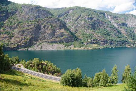 壮观的风景与美丽的山和 Aurlandsfjord, 火焰 Aurlandsfjorden, 挪威