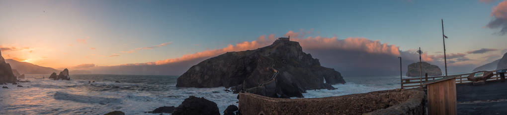 惊人的日落在 gaztelugatxe