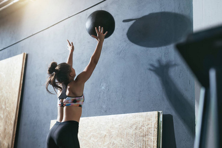 锻炼。体育女子训练与 Crossfit 球在健身房