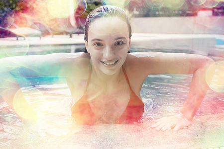 美丽的年轻妇女在游泳池放松, 暑假