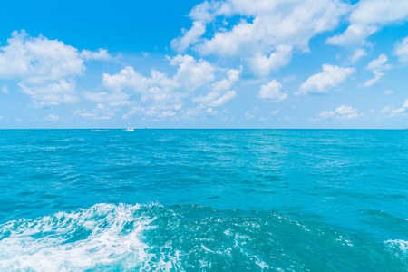 雷海水面背后船上图片