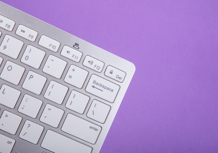 电脑键盘上紫色背景