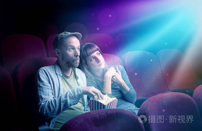 青少年情侣看电影