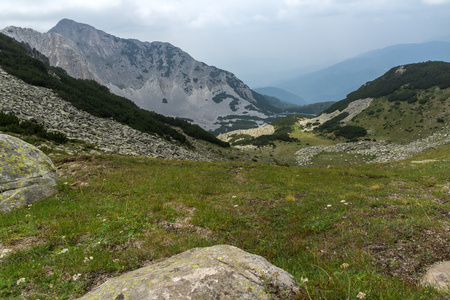 令人惊异的视图的 Sinanitsa 峰值和湖，皮林山