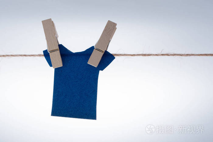 纸衣服挂在一根绳子的帮助下衣夹