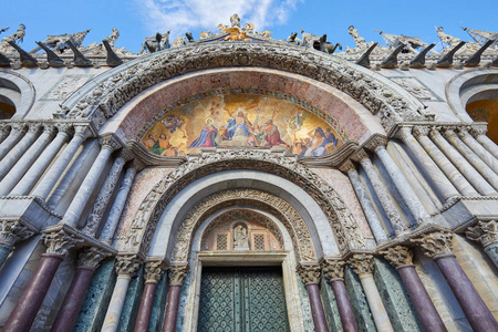 圣马可教堂的外观和门户细节与金色, 五颜六色的马赛克, 大理石柱和雕塑在威尼斯, 意大利