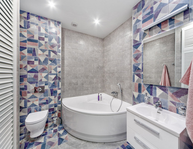 在现代风格的瓷砖室内浴室