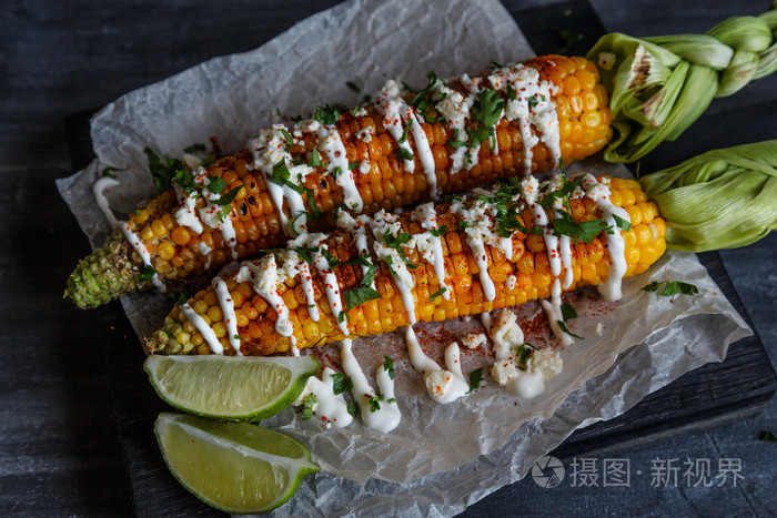 elote 或墨西哥烤的玉米棒配科蒂哈奶酪和辣椒粉