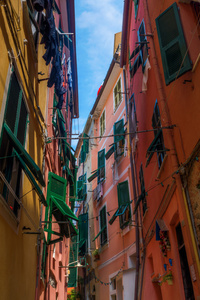 在风景如画的村庄 Vernazza 的小巷