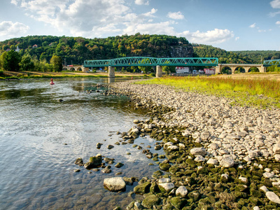 河 Elbe 捷克语 Labe 在 Decin 镇以水平0.8m 而不是标准 2.53.0m。极端干燥在夏天之内2018