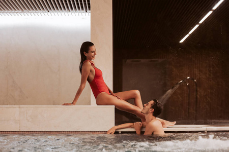 情侣在豪华酒店水疗和泳池中相爱