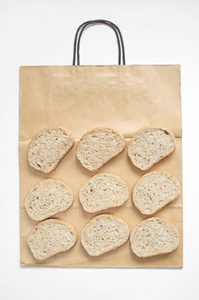 面包与麸皮位于一个纸袋上的产品从上面的白色背景。文本空间