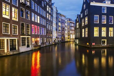 著名的阿姆斯特丹运河，在晚上的视图