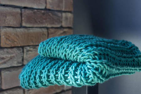针织针编织。羊毛 snod 或围巾。衣柜里的一件暖和的针织东西。弹性带的容积模式。冬季配件。针织形式的针线活