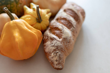 面包和整个五谷面包和秋天南瓜在纹理光背景