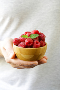 在一个木碗成熟多汁的有机浆果莓