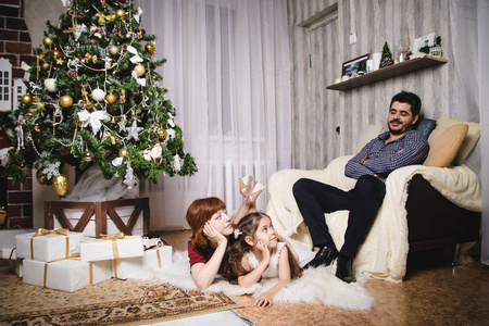 幸福的家庭与俄罗斯的妈妈, 土耳其爸爸和他们的女儿在一个房间装饰圣诞节和新年