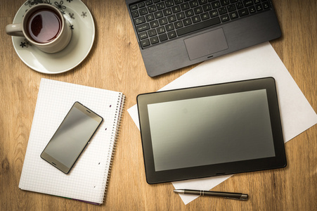 平板电脑 手机 钢笔 笔记本和杯咖啡桌上