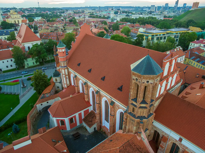 空中。立陶宛维尔纽斯 St 圣安妮和 Bernadines 教堂