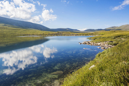 吉尔吉斯斯坦湖。阿尔泰山景观